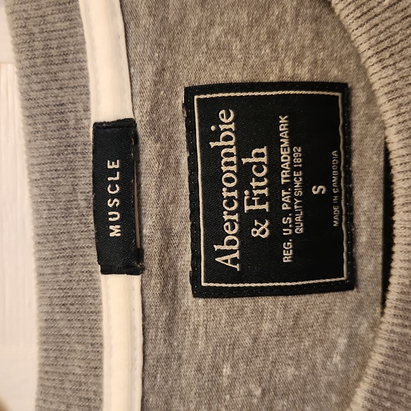 NWT - Abercrombie & Fitch Gray Long Sleeved Logo "Muscle" T-Shirt - Size Small - Picture 5 of 8